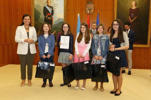 Pilar Rojo entrega os premios do Concurso Escolar do Parlamento e recorda que todo dereito comporta obrigas
